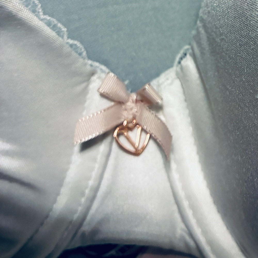 Victoria’s Secret Body by Victoria lightly lined perfect coverage 38C white.